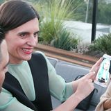 Melanie Mohr, Gründerin & CEO von YEAY hat als TV-Produzentin hat Melanie Mohr mehr als 20 Jahre Berufserfahrung und produzierte mehr als 100 Fernsehshows. Nun hat sie mit YEAY ihr eigenes Unternehmen gegründet, für das sie ihre Liebe zum Einkaufen mit digitalem Know-how verbindet. Ihr Geschäftsmodell: mobiler E-Commerce für die Generation Z.      Was ist der beste Rat, den du dieses Jahr einer anderen Frau gegeben hast?  "Wir sollten aufhören, darüber zu diskutieren, wie schwierig es ist, sich als Frau in einer Männerdomäne zu behaupten. Unsere Unterhaltungen sollten sich um das Geschäftliche drehen. Ich bin aber ganz und gar dafür, dass wir Frauen uns ein Netzwerk schaffen sollen, indem wir uns unterstützend und bestärkend zu Seite stehen. Das funktioniert aber, indem wir Wissen austauschen und Strategien miteinander teilen und nicht indem wir Energie und Zeit darauf verschwenden, über unsere Anstrengungen und Hindernisse zu sprechen."    Welchen Ratschlag würdest du der 22-jährigen Melanie rückblickend geben?  "Wenn ich meinem 22-jährigen Selbst etwas mitgeben könnte, dann wäre das, dass es sich lohnt, sich selbst zu vertrauen."    Was ist der schlechteste Rat, der dir jemals gegeben wurde?  "Schlechte Ratschläge gibt es meiner Meinung nach nicht. Jeder Rat beruht auf einer Idee, aus der ich schöpfen oder über die ich reflektieren kann. Wenn mich ein Ratschlag dazu bringt, meine Sichtweise zu überdenken, ist es doch letztlich egal, ob ich ihn befolge oder nicht."    Woran bist du gescheitert und wie hast du dein Scheitern überwunden?  "Es kommt darauf an, wie man mit Misserfolgen umgeht. Wenn du für dich akzeptierst, dass das Leben eine endlose Reise ist, dann verlieren Niederlagen an Gewicht. Rückschläge gehören dann einfach dazu."    Wann warst du zuletzt stolz auf dich?  "Ehrlich gesagt war ich heute Morgen stolz darauf, meinem jüngsten Sohn den perfekten Snack für die Schule zubereitet zu haben. Meine Mutter hat immer Vollzeit gearbeitet, da war nie viel Zeit für Schulbrote, deshalb sind solche Dinge Highlights für mich."