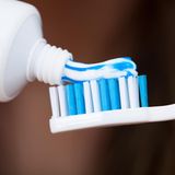 Die goldene Regel: 2 bis 3 Minuten  "Zwei bis drei Minuten dauert eine gründliche Säuberung", sagt Arweiler, "im Schnitt verwenden die Deutschen darauf jedoch nur 60 Sekunden, also kaum zwei Sekunden pro Zahn." Beim Equipment haben Putzende die Wahl: Richtig geführt können Handbürsten so effektiv reinigen wie Elektrobürsten. Sowohl die Kauflächen der Backenzähne als auch die Fissuren – die Risse und Spalten in den Zahnoberflächen – werden mit beiden gut erreicht. Doch mit der Handbürste schrubbt man oft zu stark und reibt den Schmelz ab. Mit Elektrobürsten fällt der angemessene Krafteinsatz leichter. Mithilfe einer Briefwaage kann man den richtigen Druck ermessen: "Man sollte mit nicht mehr Druck an die Zähne herangehen, als nötig ist, um ein Gewicht von 200 Gramm auf die Waage zu bringen", sagt Arweiler. "Oder man greift die Bürste nicht mit der Faust, sondern hält sie wie einen Füllfederhalter. Dann ist der Druck oft genau richtig."