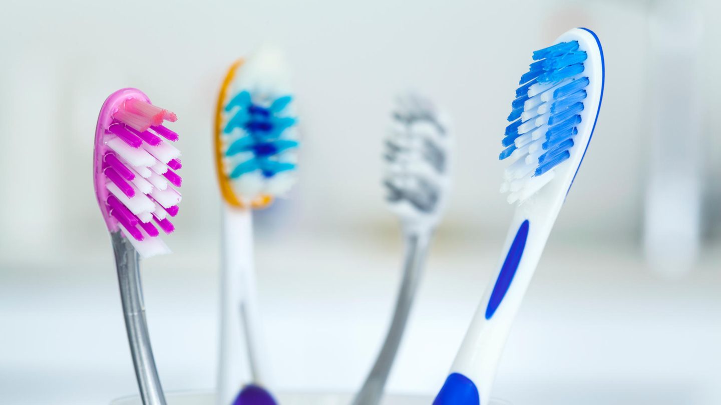 Kurze Bürstenköpfe  Generell sollten Zahnbürsten einen kurzen Bürstenkopf haben, zwei Zentimeter reichen, mehr als drei sollten es nicht sein. Bio ist nicht unbedingt angebracht: In Borsten aus Naturhaar sammeln sich schädliche Bakterien. Besser sind Nylonborsten, eher weich bis mittelhart als hart, in Büscheln angeordnet und abgerundet. Gewechselt werden sollte einmal pro Jahreszeit, im Frühjahr, Sommer, Herbst und Winter. Denn bei langem Gebrauch fächern die Bürsten auf und können das Zahnfleisch verletzen.