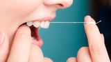 Zahnseide, Interdentalbürsten, Zungenschaber - müssen die sein?  Die tägliche Zwischenraumreinigung halten Fachleute für unerlässlich. Die Bürste erreicht nur rund 70 Prozent der Zahnoberfläche, aber kaum Zwischenräume.  Als sauberste Lösung galt lange Zahnseide – ob gewachst oder ungewachst, mit dünnem, breitem oder wuscheligem Faden, angereichert mit Fluorid oder antibakteriellen Substanzen.    Nun heißt es plötzlich: Es gebe keinen wissenschaftlichen Beleg dafür, dass der Gebrauch von Zahnseide Beläge und Zahnfleischentzündungen reduziere oder Karies verhindere. Auch komme es zu oft zu Zahnfleischverletzungen.    Arweiler sagt: "Es gibt keine Studie, die explizit nachweist, dass Zahnseide nicht wirkt. Wer in der Anwendung geübt ist, sollte sie weiter benutzen." Eine weitere Möglichkeit, die Zahnzwischenräume sauber zu halten, sind Interdentalbürstchen, die ebenfalls in unterschiedlicher Ausführung und Stärke angeboten werden. Nicole Arweiler empfiehlt, sie am besten täglich, mindestens jedoch zwei- bis dreimal wöchentlich zu benutzen. Eine Schulung durch den Zahnarzt ist ratsam: Die Medizinerin sieht immer wieder Patienten, die sich bei zu großen Bürsten kreisrunde Ausbuchtungen in die Zähne gefräst haben.    Auch die Zunge sollte regelmäßig von Belägen gereinigt werden. Ist kein Schaber zur Hand, leistet die Zahnbürste gute Dienste.