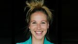 Fränzi Kühne, Co-Founder und COO von TLGG hat die preisgekrönte Digitalagentur TLGG mitbegründet. Sie konnte verfolgen, wie ihr kleines Start-up wuchs und kürzlich sogar vom weltweit zweitgrößten Kommunikationsnetzwerk Omnicom gekauft wurde.       Was ist der beste Rat, den du dieses Jahr einer anderen Frau gegeben hast?  "Die wichtigsten Ratschläge sind oft Standardfloskeln, mit denen leichtfertig umgegangen wird, obwohl sie im Kern so wahr sind: Bleib' entspannt und positiv. Glaub' an deine Idee und vertraue deinem Instinkt, aber sei nie überheblich. Hinterfrage dich, aber schrecke vor nichts zurück. Höre anderen zu, aber triff deine eigenen Entscheidungen."    Welchen Ratschlag würdest du der 22-jährigen Fränzi rückblickend geben?  "Ich glaube, bei mir ist alles gut gelaufen. Deshalb würde ich mir selbst raten, einfach weiterzumachen. Alles wird sich fügen. Probier' alles aus, hab' Vertrauen in dich. Du bist jung und man wird dir vergeben. Lass' dich nicht von Niederlagen irritieren, aber ruh dich auch nicht auf deinen Erfolgen aus. Und teile sie mit anderen!"    Was ist der schlechteste Rat, der dir jemals gegeben wurde?  "Du solltest echt den Fisch probieren."    Woran bist du gescheitert und wie hast du dein Scheitern überwunden?  "Das betrachte ich nicht so schwarz-weiß: Erfolg oder "Fail”, Inspiration oder schlechtes Vorbild – daran glaube ich nicht. Die meisten messen ihr Glück entweder an Erfolgen oder an Niederlagen, sehen sich als Inspiration oder schlechtes Vorbild. Daran glaube ich nicht. Ich bin aus meiner Sicht noch nie wirklich gescheitert. Klar habe ich Fehler gemacht, häufig wegen falscher Annahmen oder veränderter Umstände. Ich habe nachjustiert und weitergemacht."    Wann warst du zuletzt stolz auf dich?  "Ich freue mich unheimlich, dass die Ernennung zur Aufsichtsrätin bei der freenet AG so viel mediale Aufmerksamkeit bekommen hat. Immerhin war das auch mit ein Grund, weshalb ich das Angebot angenommen habe: Ich wollte junge Frauen ermutigen, dass eine Position wie diese auch für sie nicht unerreichbar ist. Es gibt keinen Grund aufzugeben. Ihr könnt das auch."