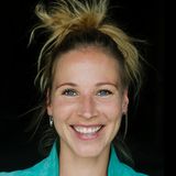 Fränzi Kühne, Co-Founder und COO von TLGG hat die preisgekrönte Digitalagentur TLGG mitbegründet. Sie konnte verfolgen, wie ihr kleines Start-up wuchs und kürzlich sogar vom weltweit zweitgrößten Kommunikationsnetzwerk Omnicom gekauft wurde.       Was ist der beste Rat, den du dieses Jahr einer anderen Frau gegeben hast?  "Die wichtigsten Ratschläge sind oft Standardfloskeln, mit denen leichtfertig umgegangen wird, obwohl sie im Kern so wahr sind: Bleib' entspannt und positiv. Glaub' an deine Idee und vertraue deinem Instinkt, aber sei nie überheblich. Hinterfrage dich, aber schrecke vor nichts zurück. Höre anderen zu, aber triff deine eigenen Entscheidungen."    Welchen Ratschlag würdest du der 22-jährigen Fränzi rückblickend geben?  "Ich glaube, bei mir ist alles gut gelaufen. Deshalb würde ich mir selbst raten, einfach weiterzumachen. Alles wird sich fügen. Probier' alles aus, hab' Vertrauen in dich. Du bist jung und man wird dir vergeben. Lass' dich nicht von Niederlagen irritieren, aber ruh dich auch nicht auf deinen Erfolgen aus. Und teile sie mit anderen!"    Was ist der schlechteste Rat, der dir jemals gegeben wurde?  "Du solltest echt den Fisch probieren."    Woran bist du gescheitert und wie hast du dein Scheitern überwunden?  "Das betrachte ich nicht so schwarz-weiß: Erfolg oder "Fail”, Inspiration oder schlechtes Vorbild – daran glaube ich nicht. Die meisten messen ihr Glück entweder an Erfolgen oder an Niederlagen, sehen sich als Inspiration oder schlechtes Vorbild. Daran glaube ich nicht. Ich bin aus meiner Sicht noch nie wirklich gescheitert. Klar habe ich Fehler gemacht, häufig wegen falscher Annahmen oder veränderter Umstände. Ich habe nachjustiert und weitergemacht."    Wann warst du zuletzt stolz auf dich?  "Ich freue mich unheimlich, dass die Ernennung zur Aufsichtsrätin bei der freenet AG so viel mediale Aufmerksamkeit bekommen hat. Immerhin war das auch mit ein Grund, weshalb ich das Angebot angenommen habe: Ich wollte junge Frauen ermutigen, dass eine Position wie diese auch für sie nicht unerreichbar ist. Es gibt keinen Grund aufzugeben. Ihr könnt das auch."