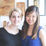 Verena Hubertz (l.) & Mengting Gao, Gründerinnen & Geschäftsführerinnen von Kitchen Stories lernten sich über ihre Leidenschaft fürs Kochen beim BWL-Studium kennen. Gemeinsam sprangen sie ins kalte Wasser und gründeten ihr Start-up. Ihr Mut zahlte sich aus. Ihre videobasierte und benutzerfreundliche Rezeptplattform ist nicht nur die allererste ihrer Art, sondern auch super erfolgreich: Sie wird inzwischen von mehr als 15 Millionen Menschen in 150 Ländern benutzt.      Was ist der beste Rat, den ihr dieses Jahr anderen Frauen gegeben habt?  "Wir wissen genau, wie man sich als Gründerin dabei fühlt, wenn man seine Idee zum ersten Mal vorstellt. Man darf sich von Kritik auf keinen Fall demotivieren lassen. Man lernt ja mit jedem Mal dazu und es ist eine gute Übung, etwas Positives in jeder Diskussion und jedem Pitch zu suchen. Auch wenn es dir anfangs an Selbstvertrauen mangelt, kannst du deine Idee schließlich mit Durchhaltevermögen und harter Arbeit umsetzen. Gründer*in zu sein bedeutet immer auch Grenzen zu überschreiten und alle Beteiligten konstant in ihrem Glauben an deine Vision zu bestärken."    Welchen Ratschlag würdet ihr einer 22-jährigen Mengting und einer 22 Jahre alten Verena rückblickend geben?  "Als wir 22 waren, haben wir beide noch studiert. Ich habe mich auf meinen Bachelor im Finanzwesen konzentriert und Praktika bei Banken und Kreditinstituten gemacht. Mengting hat auch klassische Praktika in der Geschäftswelt, bei Unternehmensberatern und Banken absolviert. Mir ist aber bereits am ersten Tag meines Praktikums klar geworden, dass ich in diesem Umfeld nicht arbeiten will. Ich hatte immer das Gefühl, dass in mir ein starker Unternehmergeist schlummert, aber ich habe einfach nicht daran geglaubt, mein eigenes Unternehmen gründen zu können. Erst als ich im Studium Mengting getroffen habe, habe ich mich getraut, dieses Risiko einzugehen. Rückblickend würden wir uns wünschen, wir hätten etwas mehr über den Tellerrand geschaut, anstatt nur unseren Lebenslauf aufzupolieren."    Was ist der schlechteste Rat, der euch jemals gegeben wurde?  "Uns wurde gesagt, wir sollten das mit Kitchen Stories lieber lassen. Beinahe jede Person, die wir wegen Finanzierung und Rat ansprachen, fragte uns: 'Warum brauchen wir noch eine Koch-App? Sucht euch lieber einen richtigen Job'. Zuerst hat uns das verunsichert. Wir haben uns gefragt, ob wir es wirklich schaffen können, eine videobasierte Koch-App aufzubauen – ohne viel über Kochen, App Development oder Videoproduktion zu wissen. Diese Ratschläge waren enttäuschend. Aber da wir ein Team sind, konnten wir uns gegenseitig aufbauen, wenn die Selbstzweifel zu groß wurden."    Woran seid ihr gescheitert und wie habt ihr euer Scheitern überwunden?  "Als erstmalige Gründer*innen fällt man dauernd auf die Nase. Die Hauptsache ist, nie aufzugeben, aus Fehlern zu lernen und es das nächste Mal besser zu machen. Ein Moment, an den wir uns oft erinnern, war unser erster Shoot. Wir hatten noch nie ein professionelles Rezeptvideo-Shooting gemacht und mieteten uns ein Airbnb außerhalb von Berlin. Wir dachten, es wäre möglich in neun Tagen 100 Rezepte zu filmen – und scheiterten. Ich glaube, unsere zu hoch gesteckten Ziele waren ausschlaggebend dafür, dass wir die erste Version von Kitchen Stories schnell auf den Markt bringen konnten. Die wurde tatsächlich richtig gut. Wir haben dafür jeden Tag bis 4 Uhr morgens gearbeitet. Es ist wichtig, ambitionierte Ziele festzulegen, weil man so alles gibt. Work-Life-Balance ist allerdings auch wichtig: Deswegen haben unsere Pläne jetzt einen vernünftigeren Umfang."    Wann wart ihr zuletzt stolz auf euch?  "Ein Schlüsselmoment in der Geschichte von Kitchen Stories war der Besuch des Apple CEOs Tim Cook in unserem Büro. Er hat uns besucht, weil Apple für uns eine wichtige Rolle gespielt hat. Als wir 2013 keinen Investor finden konnten, der uns unterstützen wollte, überzeugten wir Leute, die an uns glaubten – hauptsächlich die klassischen FFFs (Friends, Family, Fools). Mengting verkaufte außerdem ihr Auto. Nach dem App-Launch auf dem iPad 2014, wurden wir von Apple entdeckt, bekamen unser erstes Feature im App Store und hatten in der ersten Woche über 50.000 Downloads.  Cooks Besuch war ein großer Augenblick, weil er für uns eine der inspirierendsten Persönlichkeiten in einem der visionärsten Unternehmen weltweit ist. Wir fanden es toll, dass er uns seine Gedanken zu Leadership und Mobile Strategy Development verraten hat. Und dass er uns von seinem Traum erzählte, jede*n Angestellte*n zu unterstützen, unabhängig von Geschlecht, sexueller Orientierung, Nationalität oder Extraversion."