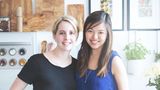 Verena Hubertz (l.) & Mengting Gao, Gründerinnen & Geschäftsführerinnen von Kitchen Stories lernten sich über ihre Leidenschaft fürs Kochen beim BWL-Studium kennen. Gemeinsam sprangen sie ins kalte Wasser und gründeten ihr Start-up. Ihr Mut zahlte sich aus. Ihre videobasierte und benutzerfreundliche Rezeptplattform ist nicht nur die allererste ihrer Art, sondern auch super erfolgreich: Sie wird inzwischen von mehr als 15 Millionen Menschen in 150 Ländern benutzt.      Was ist der beste Rat, den ihr dieses Jahr anderen Frauen gegeben habt?  "Wir wissen genau, wie man sich als Gründerin dabei fühlt, wenn man seine Idee zum ersten Mal vorstellt. Man darf sich von Kritik auf keinen Fall demotivieren lassen. Man lernt ja mit jedem Mal dazu und es ist eine gute Übung, etwas Positives in jeder Diskussion und jedem Pitch zu suchen. Auch wenn es dir anfangs an Selbstvertrauen mangelt, kannst du deine Idee schließlich mit Durchhaltevermögen und harter Arbeit umsetzen. Gründer*in zu sein bedeutet immer auch Grenzen zu überschreiten und alle Beteiligten konstant in ihrem Glauben an deine Vision zu bestärken."    Welchen Ratschlag würdet ihr einer 22-jährigen Mengting und einer 22 Jahre alten Verena rückblickend geben?  "Als wir 22 waren, haben wir beide noch studiert. Ich habe mich auf meinen Bachelor im Finanzwesen konzentriert und Praktika bei Banken und Kreditinstituten gemacht. Mengting hat auch klassische Praktika in der Geschäftswelt, bei Unternehmensberatern und Banken absolviert. Mir ist aber bereits am ersten Tag meines Praktikums klar geworden, dass ich in diesem Umfeld nicht arbeiten will. Ich hatte immer das Gefühl, dass in mir ein starker Unternehmergeist schlummert, aber ich habe einfach nicht daran geglaubt, mein eigenes Unternehmen gründen zu können. Erst als ich im Studium Mengting getroffen habe, habe ich mich getraut, dieses Risiko einzugehen. Rückblickend würden wir uns wünschen, wir hätten etwas mehr über den Tellerrand geschaut, anstatt nur unseren Lebenslauf aufzupolieren."    Was ist der schlechteste Rat, der euch jemals gegeben wurde?  "Uns wurde gesagt, wir sollten das mit Kitchen Stories lieber lassen. Beinahe jede Person, die wir wegen Finanzierung und Rat ansprachen, fragte uns: 'Warum brauchen wir noch eine Koch-App? Sucht euch lieber einen richtigen Job'. Zuerst hat uns das verunsichert. Wir haben uns gefragt, ob wir es wirklich schaffen können, eine videobasierte Koch-App aufzubauen – ohne viel über Kochen, App Development oder Videoproduktion zu wissen. Diese Ratschläge waren enttäuschend. Aber da wir ein Team sind, konnten wir uns gegenseitig aufbauen, wenn die Selbstzweifel zu groß wurden."    Woran seid ihr gescheitert und wie habt ihr euer Scheitern überwunden?  "Als erstmalige Gründer*innen fällt man dauernd auf die Nase. Die Hauptsache ist, nie aufzugeben, aus Fehlern zu lernen und es das nächste Mal besser zu machen. Ein Moment, an den wir uns oft erinnern, war unser erster Shoot. Wir hatten noch nie ein professionelles Rezeptvideo-Shooting gemacht und mieteten uns ein Airbnb außerhalb von Berlin. Wir dachten, es wäre möglich in neun Tagen 100 Rezepte zu filmen – und scheiterten. Ich glaube, unsere zu hoch gesteckten Ziele waren ausschlaggebend dafür, dass wir die erste Version von Kitchen Stories schnell auf den Markt bringen konnten. Die wurde tatsächlich richtig gut. Wir haben dafür jeden Tag bis 4 Uhr morgens gearbeitet. Es ist wichtig, ambitionierte Ziele festzulegen, weil man so alles gibt. Work-Life-Balance ist allerdings auch wichtig: Deswegen haben unsere Pläne jetzt einen vernünftigeren Umfang."    Wann wart ihr zuletzt stolz auf euch?  "Ein Schlüsselmoment in der Geschichte von Kitchen Stories war der Besuch des Apple CEOs Tim Cook in unserem Büro. Er hat uns besucht, weil Apple für uns eine wichtige Rolle gespielt hat. Als wir 2013 keinen Investor finden konnten, der uns unterstützen wollte, überzeugten wir Leute, die an uns glaubten – hauptsächlich die klassischen FFFs (Friends, Family, Fools). Mengting verkaufte außerdem ihr Auto. Nach dem App-Launch auf dem iPad 2014, wurden wir von Apple entdeckt, bekamen unser erstes Feature im App Store und hatten in der ersten Woche über 50.000 Downloads.  Cooks Besuch war ein großer Augenblick, weil er für uns eine der inspirierendsten Persönlichkeiten in einem der visionärsten Unternehmen weltweit ist. Wir fanden es toll, dass er uns seine Gedanken zu Leadership und Mobile Strategy Development verraten hat. Und dass er uns von seinem Traum erzählte, jede*n Angestellte*n zu unterstützen, unabhängig von Geschlecht, sexueller Orientierung, Nationalität oder Extraversion."