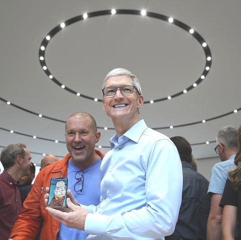 Apple-Chef Tim Cook zeigt das neue iPhone X. Eine Lampe über seinem Kopf wirkt wie ein Heiligenschein