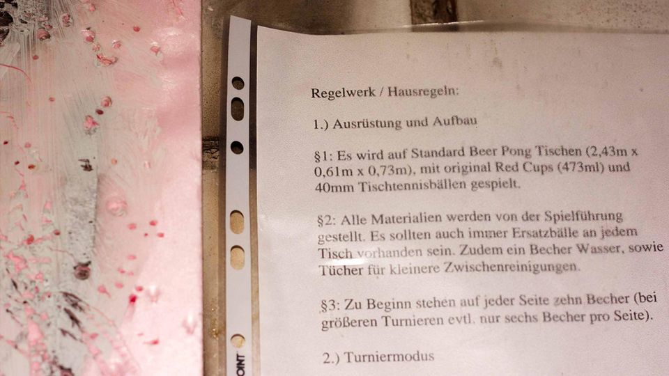 Eine Clique, eine Bude, eine Schicksalsgemeinschaft. Die Mädels haben den Bauwagen, die Älteren die "Hermes-Bar", eine Art Wohnzimmer mit Kronleuchter