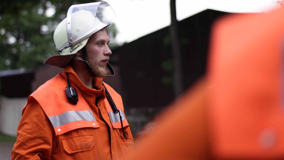 Während die anderen Freiwilligen Schläuche ausrollen, steht Lukas an der Pumpe. "Wasser, Marsch!", ruft der Einsatzleiter. "Veeeeer-standen!", brüllt Lukas