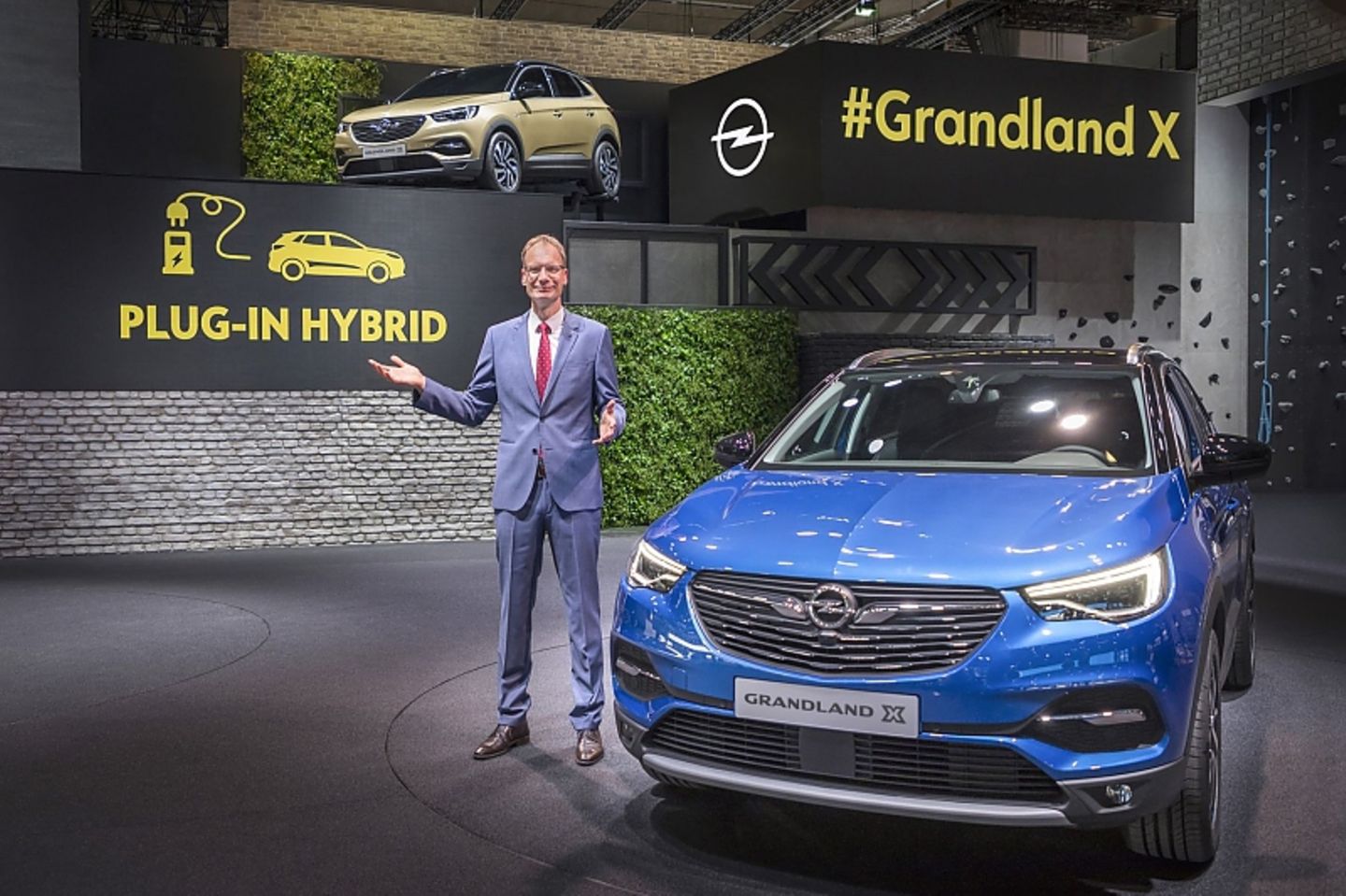 Opel-Chef Michael Lohscheller verkündete, dass der Opel Grandland X eine Plug-in-Hybrid-Variante bekommt