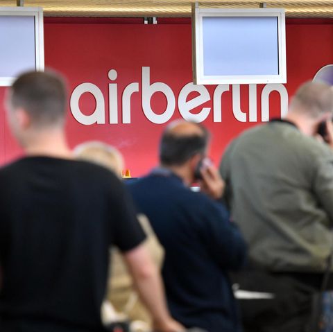 Schlange vor einem Air-Berlin-Schalter