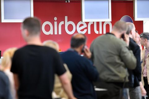Schlange vor einem Air-Berlin-Schalter