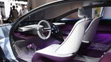 Das Interieur wird von einer "Surfboard" genannten scheinbar frei im Raum schwebenden Instrumententafel dominiert