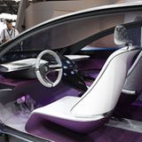 Das Interieur wird von einer "Surfboard" genannten scheinbar frei im Raum schwebenden Instrumententafel dominiert