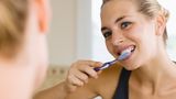 Säubern - auf die Technik kommt es an  Die Bürstenführung verläuft von Rot nach Weiß, mit leicht rüttelnder Bewegung, um auch Zahnbelag aus den Zwischenräumen auszuwischen. Mit einer elektrischen Rundkopfbürste schwenkt man nur über die Bissreihen. Bei Ultraschallzahnbürsten ist die vibrierende Side-To-Side-Methode vorgesehen. Tabu ist nur das horizontale Hin-und Herschrubben, das schädigt Zahnschmelz und -hälse. Ein systematisches Vorgehen stellt sicher, dass kein Zahn vernachlässigt wird. "Ob die Putztechnik stimmt, kann man mit Plaque-Lösungen oder Tabletten selbst überprüfen", sagt Arweiler.