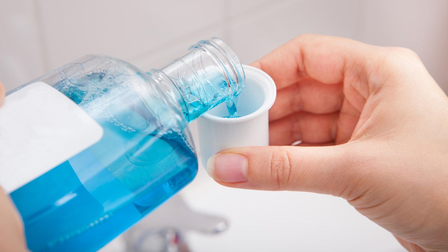 Zahnpasta und Mundspülung - worauf Sie bei den Produkten achten sollten  Eine effektive Zahncreme enthält sogenannte Putzkörper, zumeist Karbonate oder Phosphate, die Beläge abreiben und Oberflächen polieren. Und Fluorid, eine karieshemmende Substanz.  Manchen Pasten sind belaghemmende Substanzen zugesetzt oder pflanzliche Stoffe wie Kamille, die Entzündungen vorbeugen sollen – schaden kann’s nicht. Zahncremes, die Tenside in hoher Konzentration enthalten (über zwei Prozent) schäumen schön, können aber das Zahnfleisch angreifen. Bedenklich sind auch Konservierungsstoffe in Zahncremes, manche gelten als allergie- oder krebserregend.  Zur Wirkung von Mundspülungen hat Arweiler gerade eine Studie abgeschlossen. "Sie können Plaque-Reste abtöten. Vom täglichen Putzen befreit die Spülung allerdings nicht."