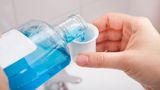 Zahnpasta und Mundspülung - worauf Sie bei den Produkten achten sollten  Eine effektive Zahncreme enthält sogenannte Putzkörper, zumeist Karbonate oder Phosphate, die Beläge abreiben und Oberflächen polieren. Und Fluorid, eine karieshemmende Substanz.  Manchen Pasten sind belaghemmende Substanzen zugesetzt oder pflanzliche Stoffe wie Kamille, die Entzündungen vorbeugen sollen – schaden kann’s nicht. Zahncremes, die Tenside in hoher Konzentration enthalten (über zwei Prozent) schäumen schön, können aber das Zahnfleisch angreifen. Bedenklich sind auch Konservierungsstoffe in Zahncremes, manche gelten als allergie- oder krebserregend.  Zur Wirkung von Mundspülungen hat Arweiler gerade eine Studie abgeschlossen. "Sie können Plaque-Reste abtöten. Vom täglichen Putzen befreit die Spülung allerdings nicht."