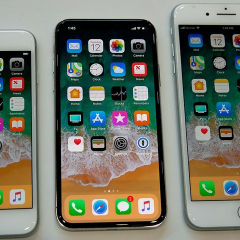 iPhone X, iPhone 8 und iPhone 8 Plus liegen nebeneinander auf einem Präsentationstisch