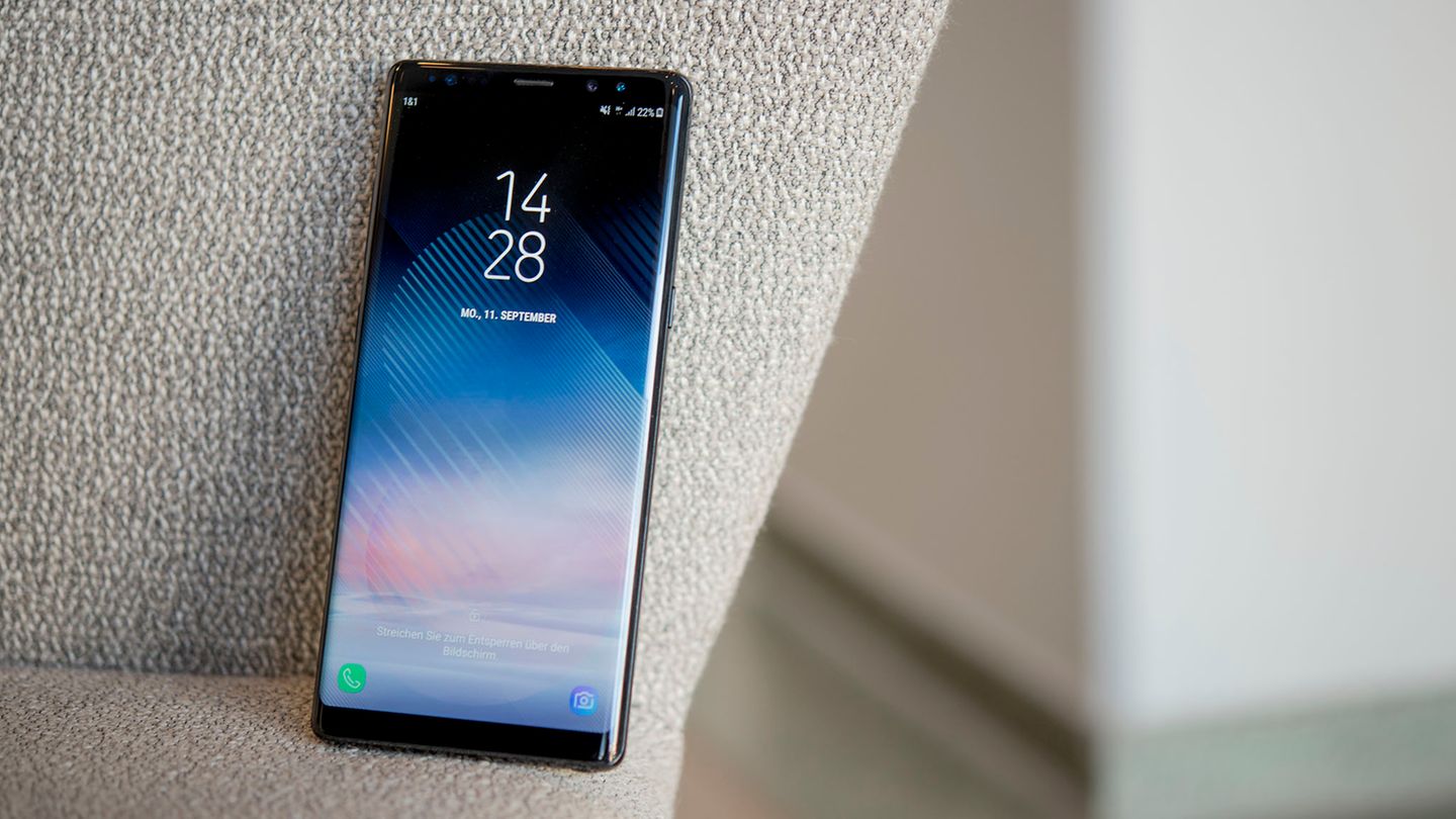 Das Samsung Galaxy Note 8 lehnt an einer stoffbezogenen Stuhllehne