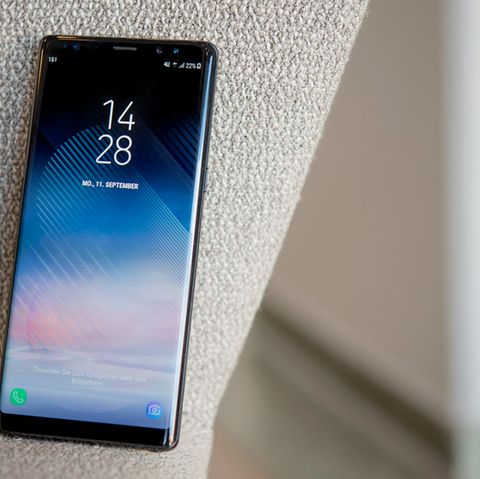 Das Samsung Galaxy Note 8 lehnt an einer stoffbezogenen Stuhllehne
