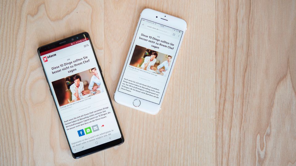 Samsung Galaxy Note 8 Test Ein Galaxy Note 8 und ein iPhone 6 liegen nebeneinander auf einem hellen Holztisch