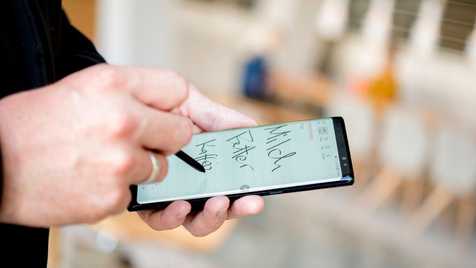 Samsung Galaxy Note 8 Test Eine Hand macht mit dem S-Pen Notizen auf dem Samsung Galaxy Note 8