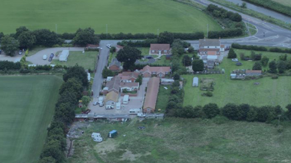 Auf diesem Gelände in Drinsey Nook, Lincolnshire, lebten die Opfer und Teile des Familienclans Auf diesem Gelände in Drinsey Nook, Lincolnshire, lebten die Opfer und Teile des Familienclans
