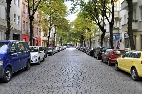Man sieht das Problem: In jedem Haus wohnen mehr als 30 Personen, Platz ist aber nur für drei Autos.