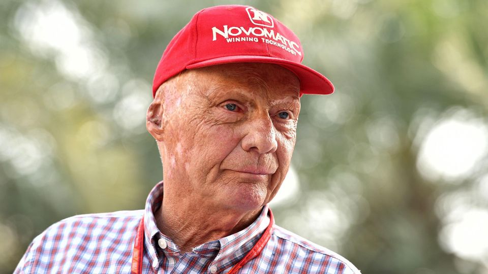 Niki Lauda will Teile von Air Berlin übernehmen Niki Lauda im Portrait mit roter Baseballkappe - Er will Teile von Air Berlin übernehmen