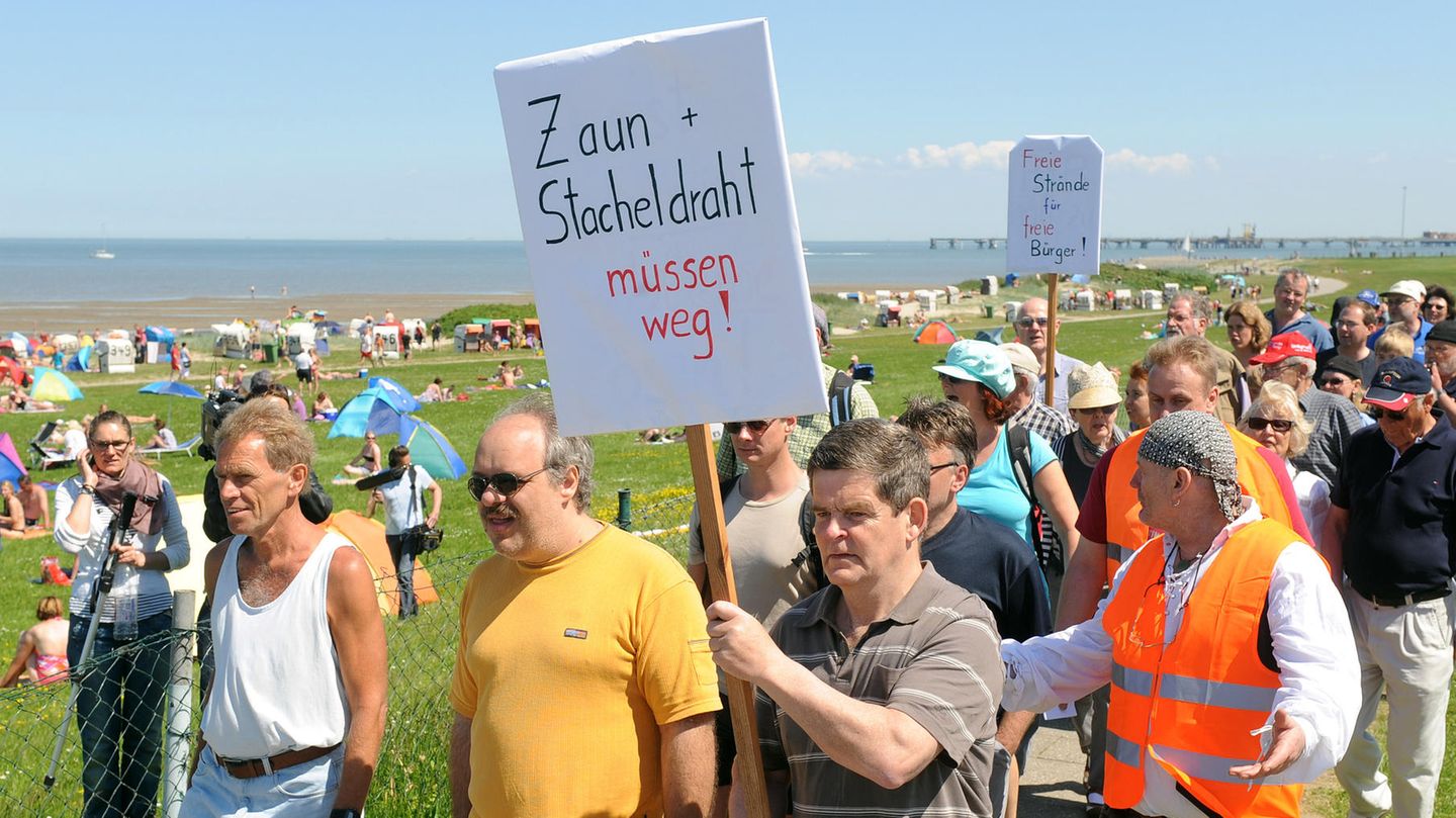 "Zaun und Stahldraht müssen weg" - Protest gegen abgezäunten Strand in Wangerland