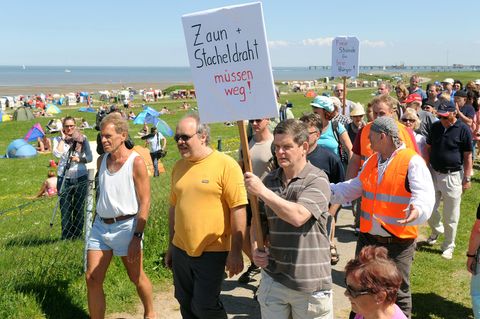 "Zaun und Stahldraht müssen weg" - Protest gegen abgezäunten Strand in Wangerland