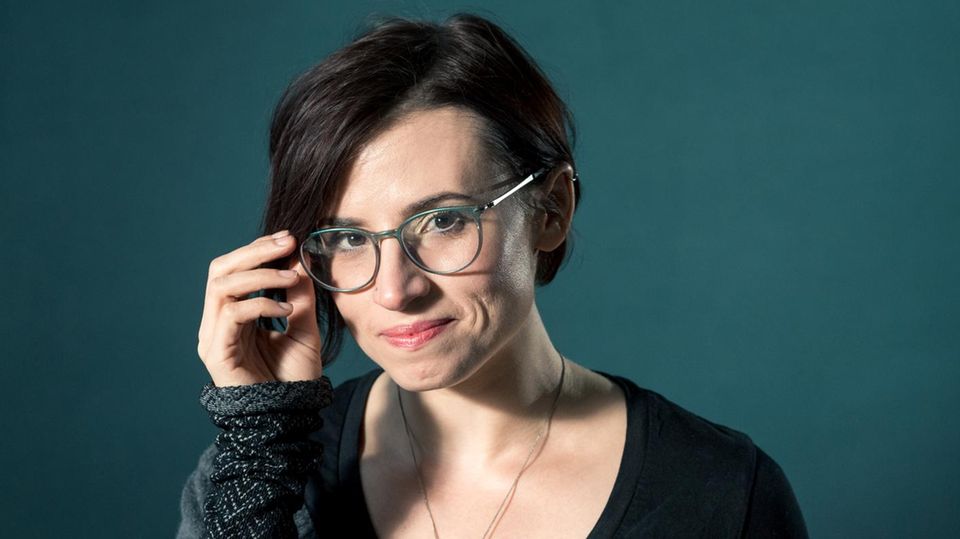 Laurie Penny lächelt in die Kamera
