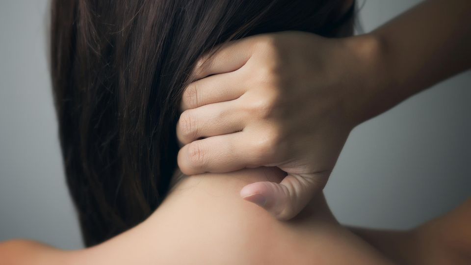 Die Ursache eines Tinnitus kann auch im Nacken liegen - genauer gesagt: der Nackenmuskulatur