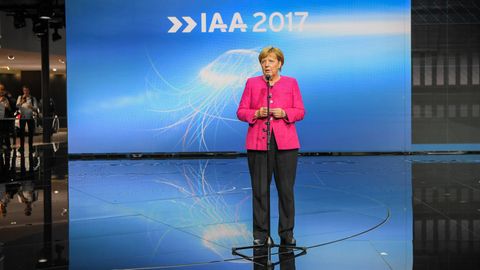 Angela Merkel besuchte auf dem Eröffnungs-Rundgang der IAA in Frankfurt mehrere Aussteller