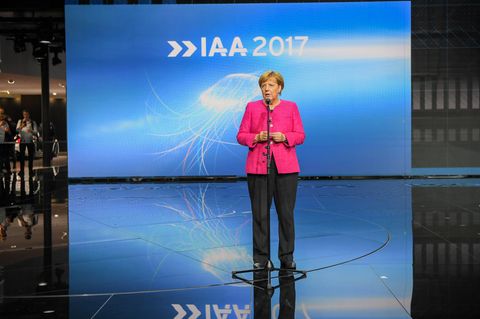 Angela Merkel besuchte auf dem Eröffnungs-Rundgang der IAA in Frankfurt mehrere Aussteller