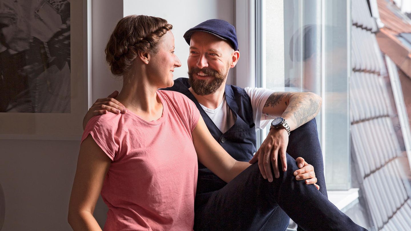 Nicole und Tobias führen ein Haushaltsbuch - und halten darin ihre Erinnerungen fest