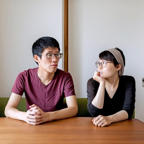 Naotomo (l.) und Saki reden oft über Geld und schreiben alles auf: er verdient, sie verwaltet.
