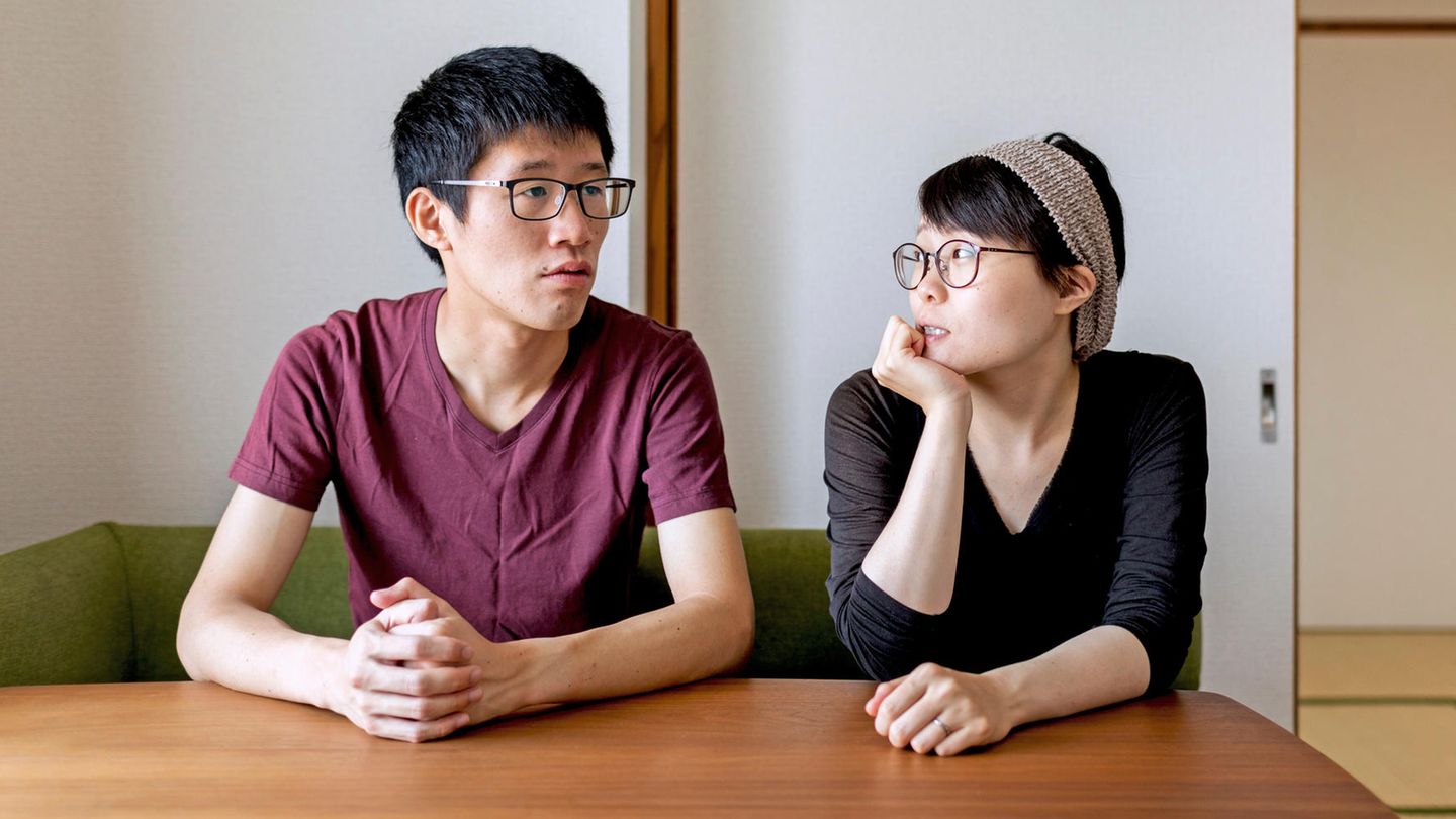 Naotomo (l.) und Saki reden oft über Geld und schreiben alles auf: er verdient, sie verwaltet.
