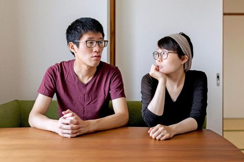 Naotomo (l.) und Saki reden oft über Geld und schreiben alles auf: er verdient, sie verwaltet.