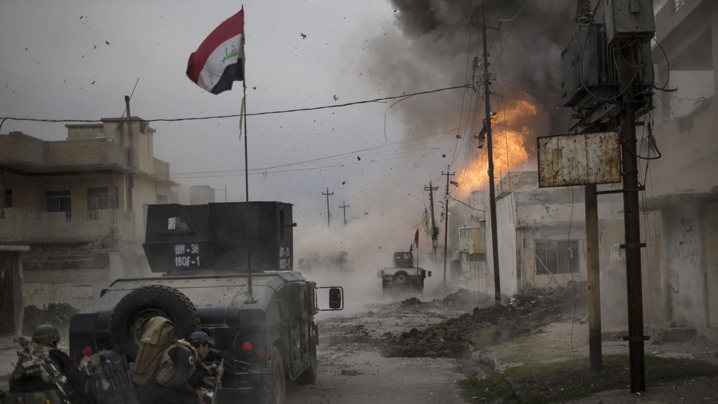 Auseinandersetzung mit Bomben zwischen der irakischen Armee und der Terrormiliz IS in Mossul