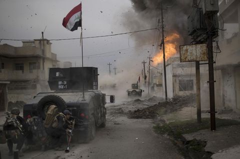 Auseinandersetzung mit Bomben zwischen der irakischen Armee und der Terrormiliz IS in Mossul