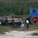 Nordkoreaner entladen einen Anhänger