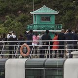 Chinesischen Touristen vor Wachturm