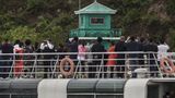 Chinesischen Touristen vor Wachturm