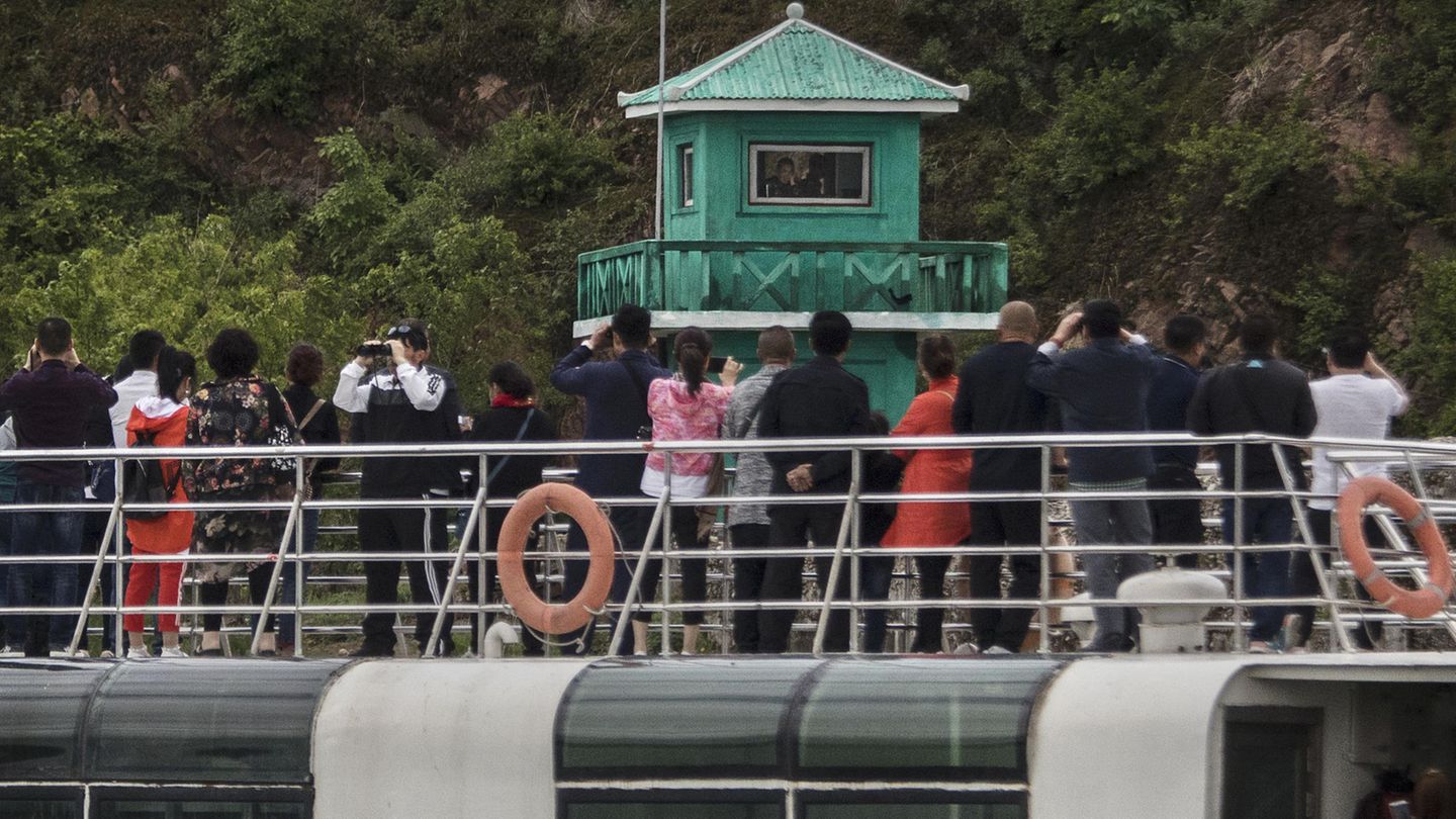 Chinesischen Touristen vor Wachturm Chinesischen Touristen vor Wachturm