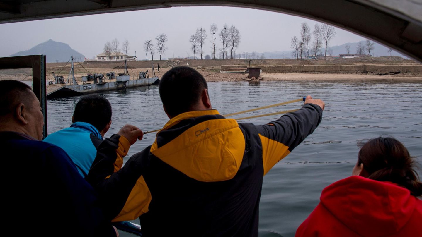 Chinesischer Tourist mit Zwille
