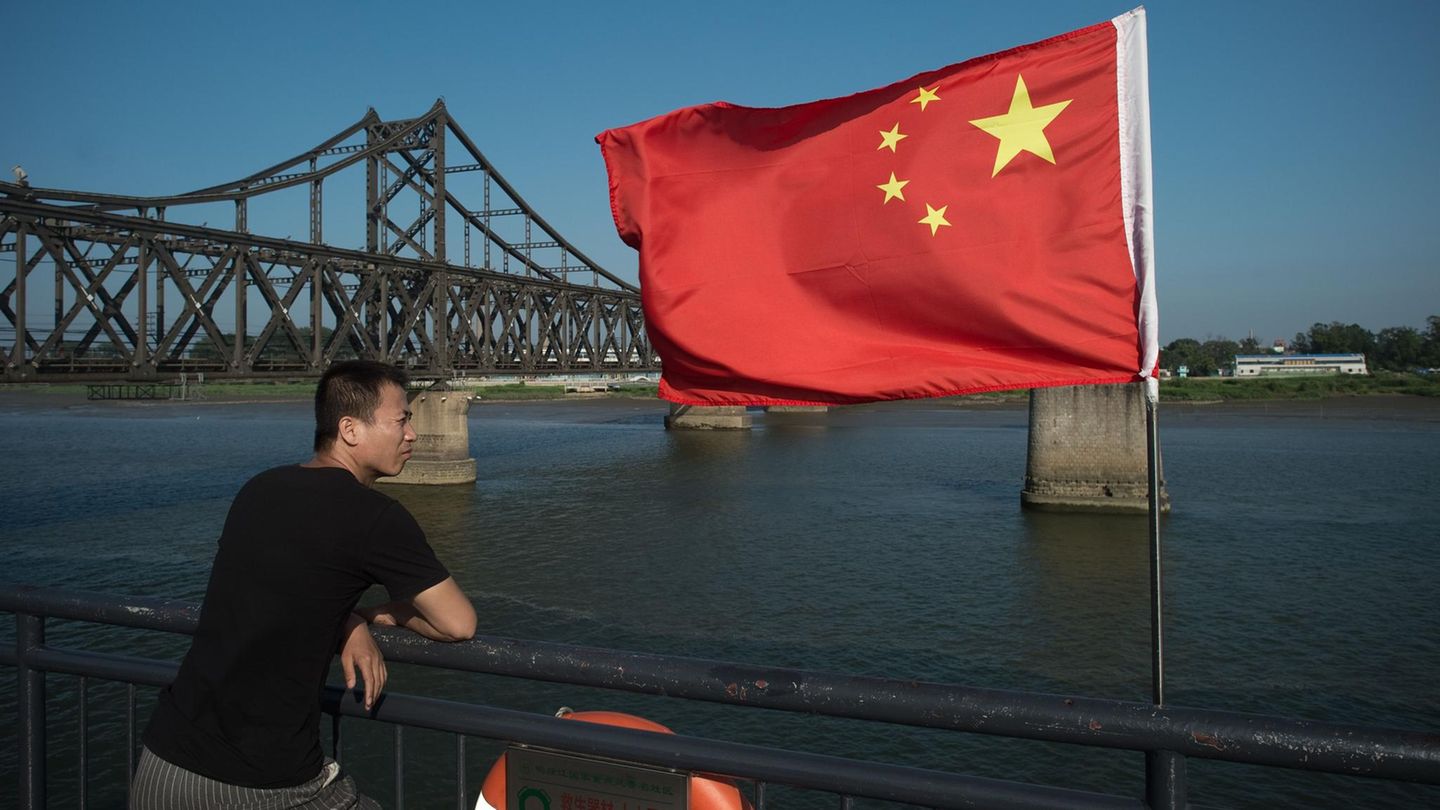 Tourist blickt auf Nordkorea