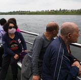 Chinesische Touristen blicken nach Nordkorea