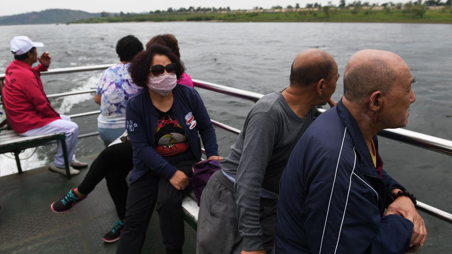 Chinesische Touristen blicken nach Nordkorea