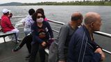 Chinesische Touristen blicken nach Nordkorea