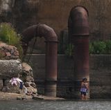 Nordkorea Mädchen wäscht Kleidung