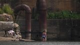 Nordkorea Mädchen wäscht Kleidung